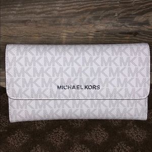 Michael Kors jet set wallet